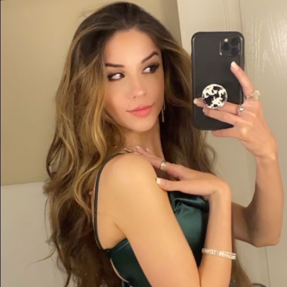 Meet your Poshers, Wendy & Bella - Picture 2 of 4